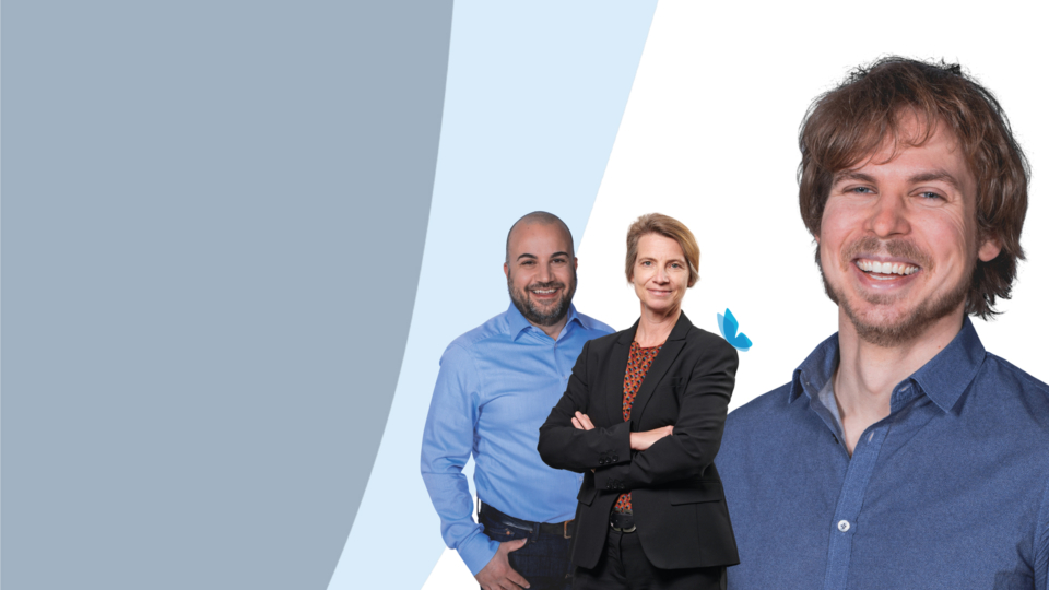 Interflex-Mitarbeiter vor Logo-Hintergrund