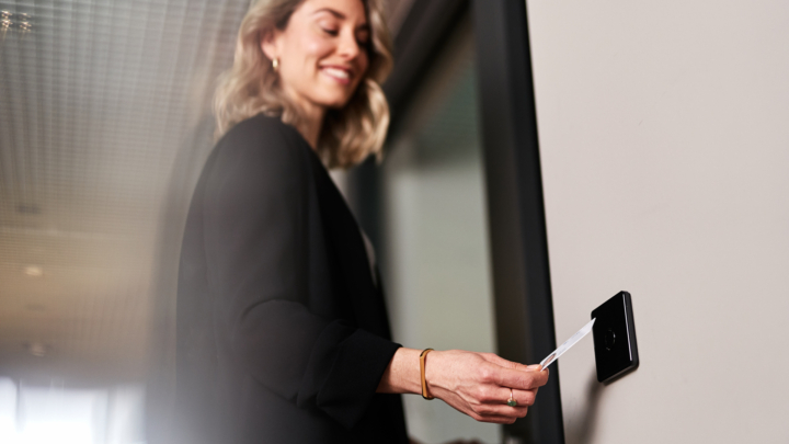 Frau öffnet Tür mit Ausweis am IF-800 Zutrittsterminal