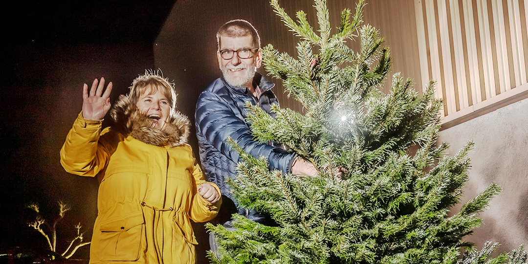 Mann und Frau mit Weihnachtsbaum während Weihnachtsbaum-Aktion für Interflex-Kunden