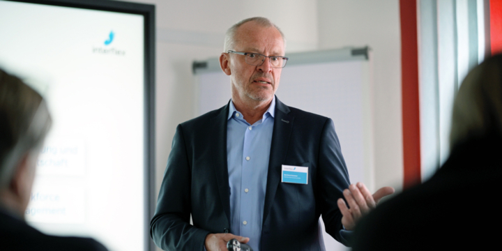 Bernhard Sommer hält Präsentation