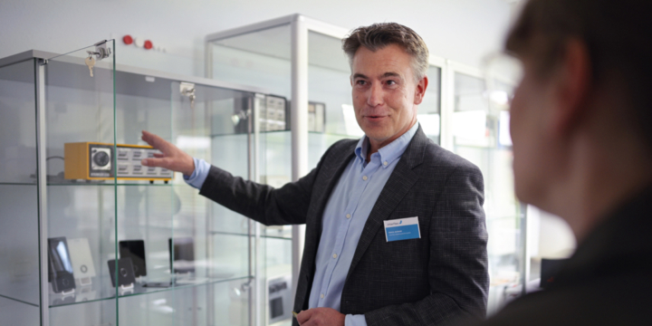 Interflex-Mitarbeiter präsentiert Produkte bei Unternehmensführung