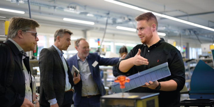 Interflex-Mitarbeiter erklärt Besuchern den Fertigungsprozess in der Produktionsstätte