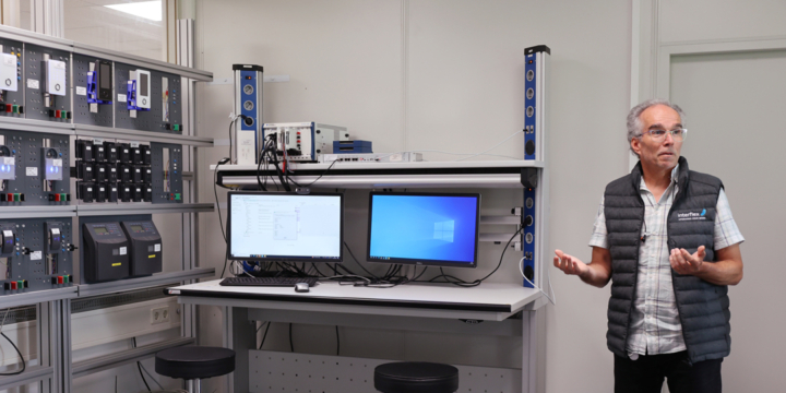 Interflex-Mitarbeiter am Prüfstand für Produkte