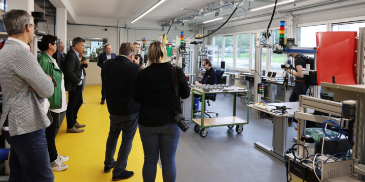 Mehrere Personen bei Besichtigung des Interflex-Produktionsstandortes in Durchhausen