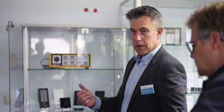 Interflex-Mitarbeiter präsentiert Produkte bei Unternehmensführung