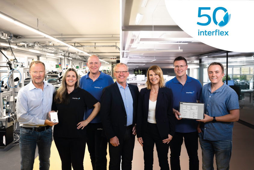 Gruppe von lächelnden Interflex-Mitarbeitern mit dem Geschäftsführer Bernhard Sommer