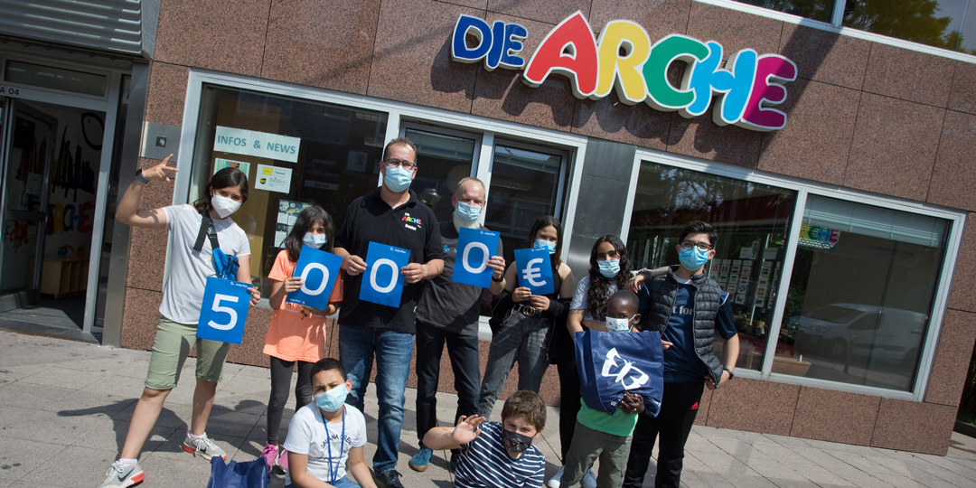 Gruppe von Kindern und ARCHE-Mitarbeiter vor dem ARCHE-Gebäude in Frankfurt