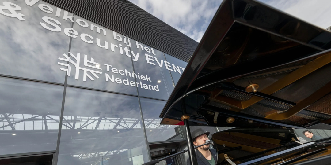 Firesafety & Security event in de Brabanthallen met een pianist/zanger op de voorgrond - entertainment bij aankomst