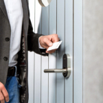 RFID-Ausweiskarte an Interflex-Schließkomponente