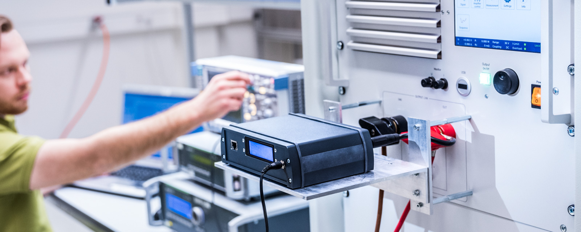 Techniker testet elektronische Geräte in einem Labor am Prüfstand