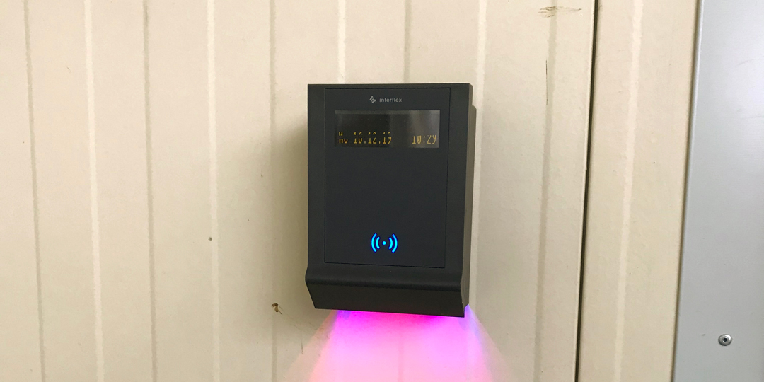 Access terminal with LED lighting for improved recognition of barcodes in the dark