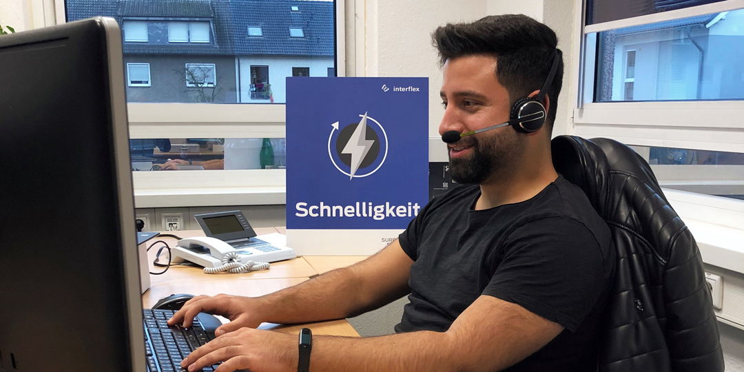 Interflex service employee with headset at the desk