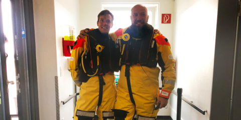 Interflex-Mitarbeiter in Schutzkleidung beim Einsatz auf Offshore-Plattform