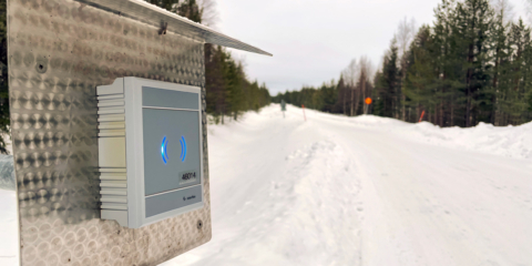 Schranke mit Interflex-Zutrittsterminal an schneebedeckter Straße