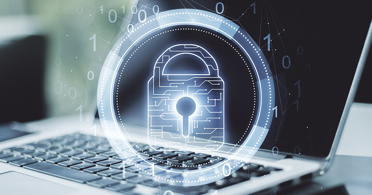 Mann an einem Laptop mit dem Bild eines stilisierten Zahlenschlosses auf dem Bildschirm