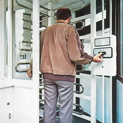 Mann am Drehkreuz nutzt Zutrittsterminal von Interflex