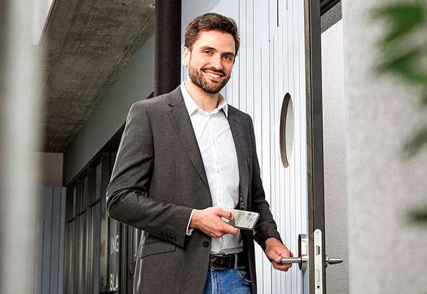 Mann öffnet Tür mit Smartphone dank Interflex-Opendor-Technologie (IF-271)